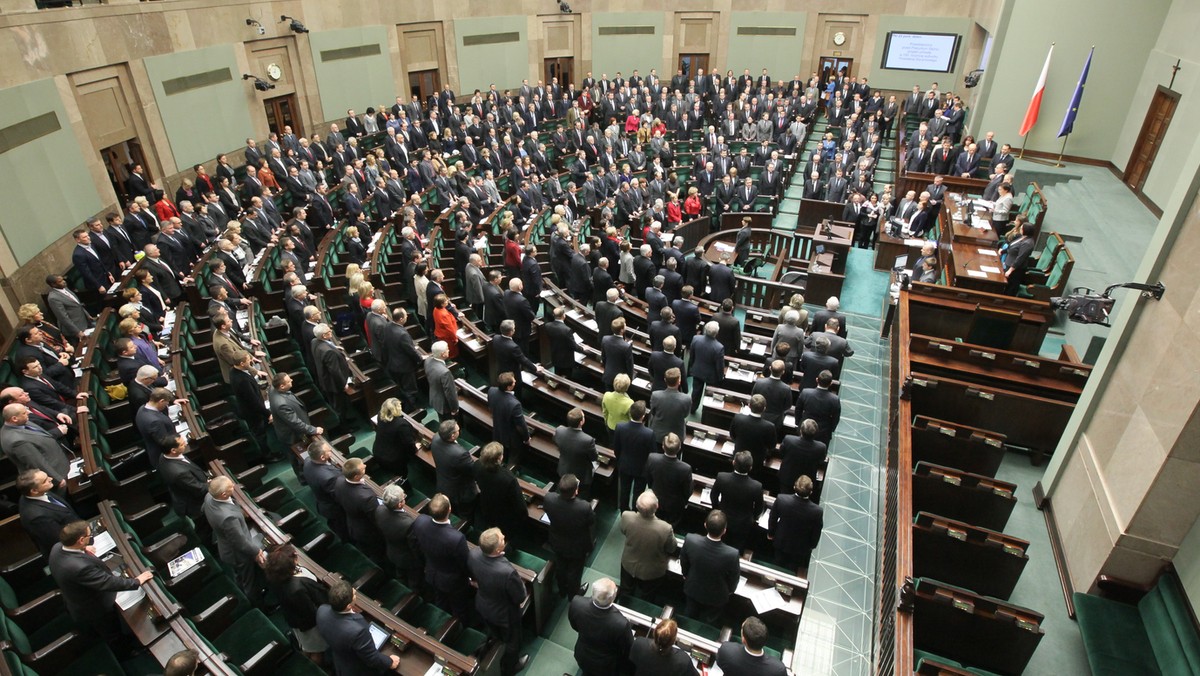 Ekonomiści i organizacje biznesowe ostrzegają przed kolejną falą kryzysu, która czeka w tym roku polską gospodarkę. Ale Sejm ma w najbliższym czasie toczyć spory światopoglądowe, zamiast zająć się kryzysem - stwierdza "Rzeczpospolita".