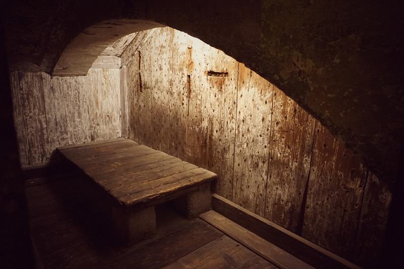 Łóżko na drewnianych listwach, na którym nocował Giacomo Casanova