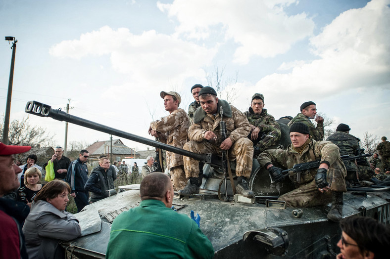 Ukraińscy wojskowi przybyli do miasta Kramatorsk, aby wyzwolić lotnisko i zostali zaatakowani przez prorosyjskich żołnierzy, Ukraina, 16 kwietnia 2014 r.