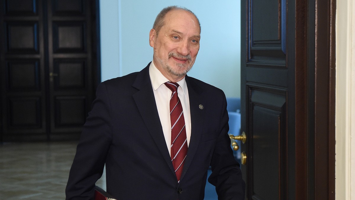 Chcemy kupować sprzęt dla polskiej armii w polskich zakładach - powiedział dziś szef MON Antoni Macierewicz na pokazie sprzętu dla Wojsk Obrony Terytorialnej w Warszawie. Zaznaczył jednak, że polskie zakłady muszą dostarczyć sprzęt odpowiedniej jakości i za odpowiednią cenę. Antoni Macierewicz zapowiedział też, że dostawa pierwszych nowych śmigłowców dla wojska nastąpi najpóźniej w marcu.