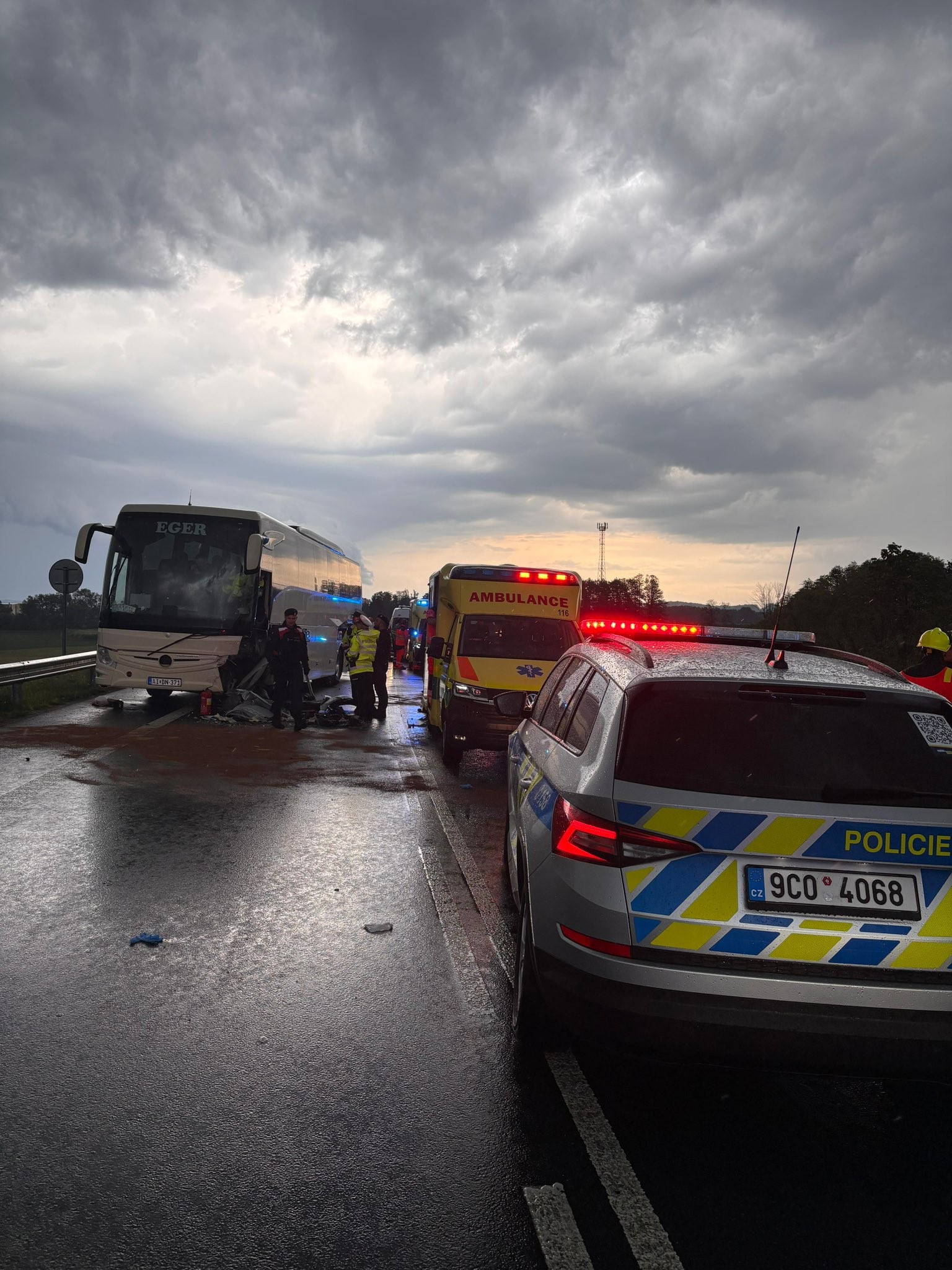 Autobus sa zrazil s osobným autom neďaleko Českých Budějovíc.