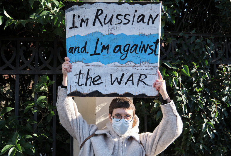 Rosjanka z napisem: "Jestem Rosjanką i sprzeciwiam się wojnie". Tbilisi, marzec 2022 r.