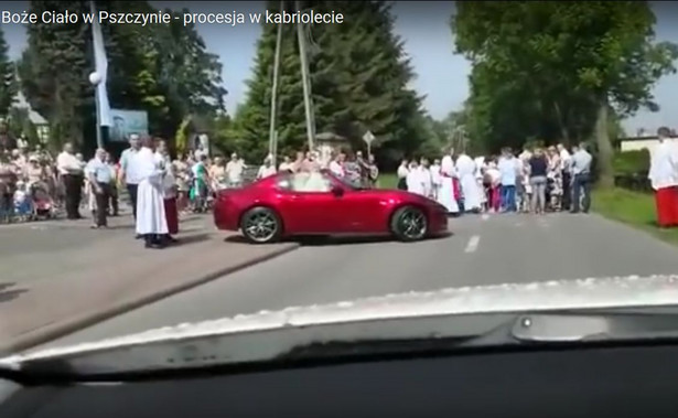 Nietypowe Boże Ciało w Pszczynie. Ksiądz wieziony na procesji sportową Mazdą