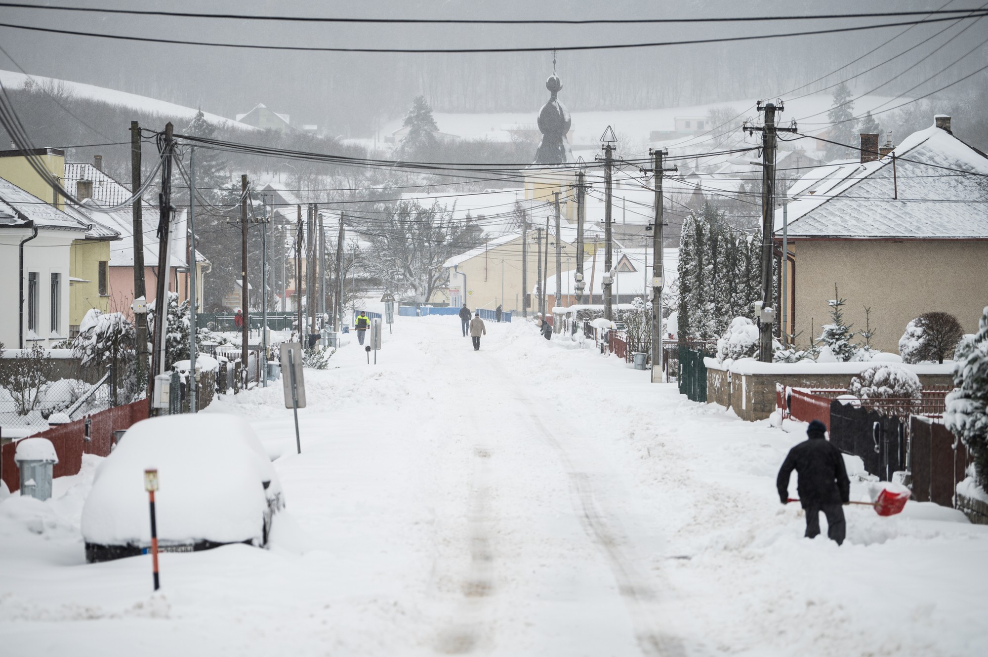 Na východnom Slovensku do nedele rána nasnežilo miestami 15 až 30 centimetrov snehu, ojedinele aj viac.