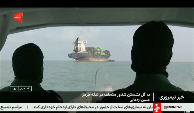 Nasukani brod u Ormuskom zalivu na snimku emitovanom na iranskoj državnoj televiziji 1. jula