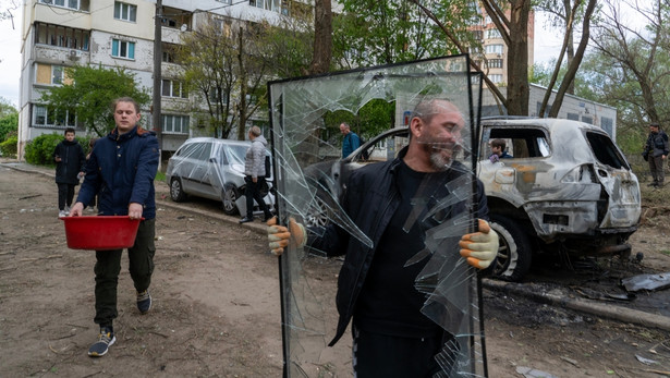 Mieszkańcy Kijowa uprzątają zniszczenia po prawdziwym ataku rosyjskich dronów