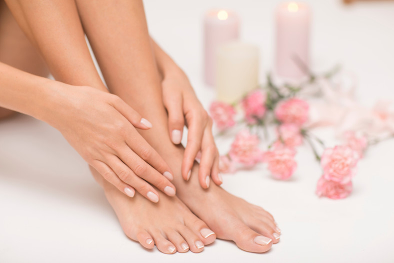 Klasyczny pedicure i naturalny manicure