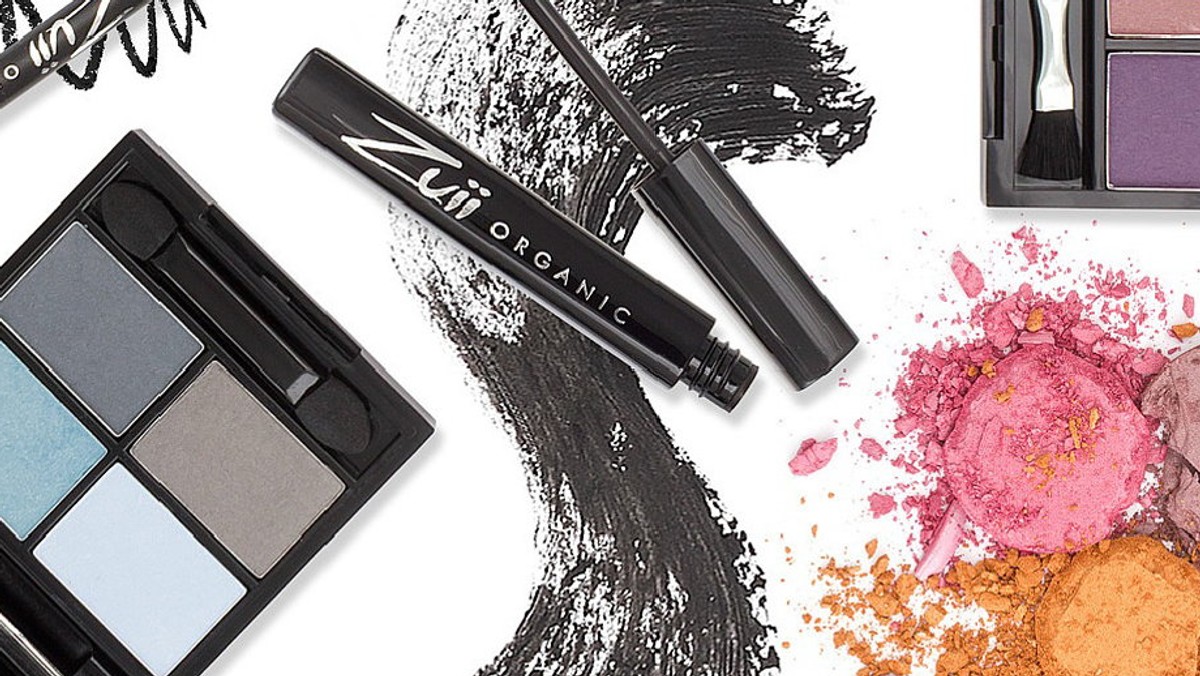 ZUII Certified Organic Flora Make-Up, to więcej, niż mineralne kosmetyki kolorowe, to naturalny makijaż mineralno-kwiatowy. W swoim składzie zawiera sproszkowane płatki róży i jaśminu.