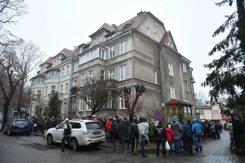 Gigantyczna kolejka do Caritasu przed Wigilią! A Premier mówi o Polsce mlekiem i miodem płynącej...