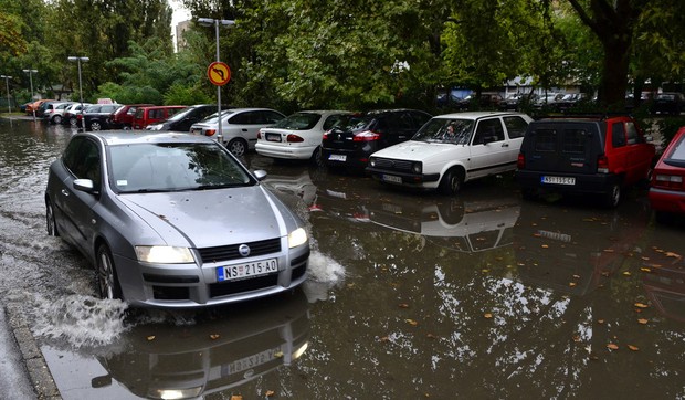 516678_novi-sad499-detelinara-kisa-poplavljene-ulice-ulica-filipa-filipovica-foto-nenad-mihajlovic