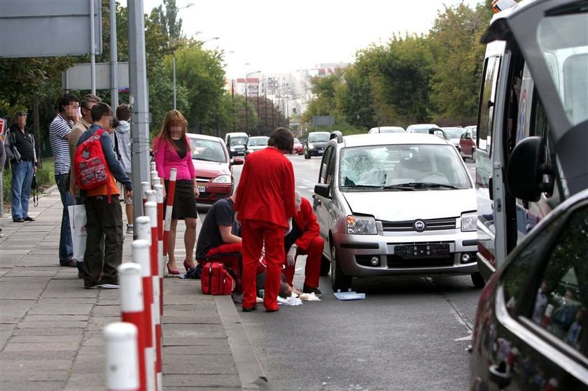 Wbiegł pod auto