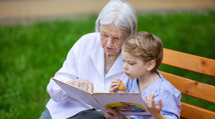 Az idősotthonban a lakók és az oda látogató gyerekek számára „mesés programokat” is szerveznek/Fotó: Shutterstock