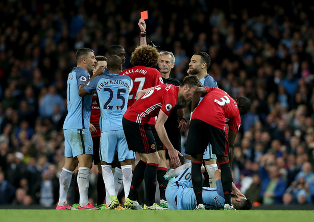 Liga angielska: Remis w derbach Manchesteru. Fellaini wyleciał z boiska za uderzenie głową Aguero. WIDEO