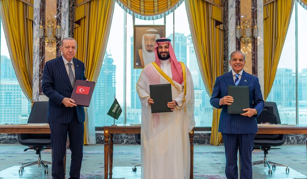 Predsednik Turske Redžep Tajip Erdogan, saudijski prestolonaslednik Mohamed bin Salman i premijer Pakistana Šehbaz Šarif u Saudijskoj Arabiji