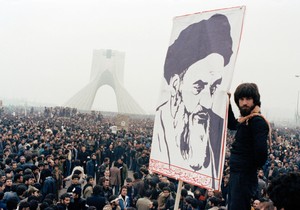 Iranski demonstranti sa slikom šaha Mohamada Reze Pahlavija u Teheranu 9. oktobra 1978. 