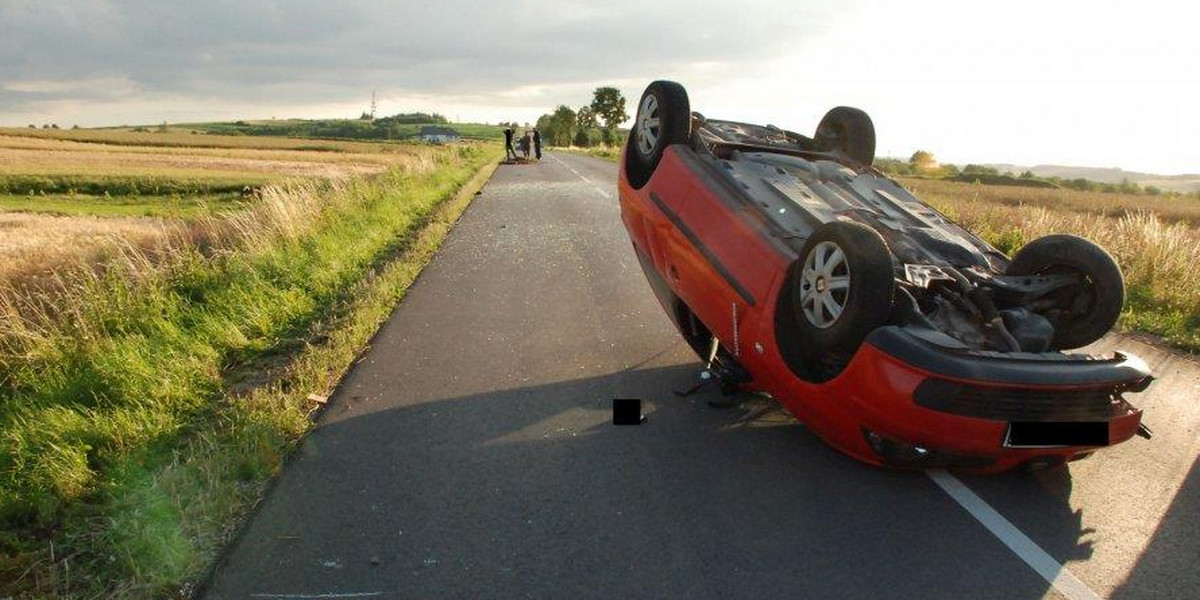 Wypadek w Pruchniku. Po zderzniu z furmanką, seat dachował