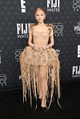 Ariana Grande Dior Haute Couture ruhája (egyenesen a divatház 2025-ös tavaszi-nyári kollekciójából) tipikusan az a darab, ami mellett nem ér csak úgy elrohanni. Ízlelgessük ráérősen a raffia, az organza és a tüll izgalmas kombinációját.