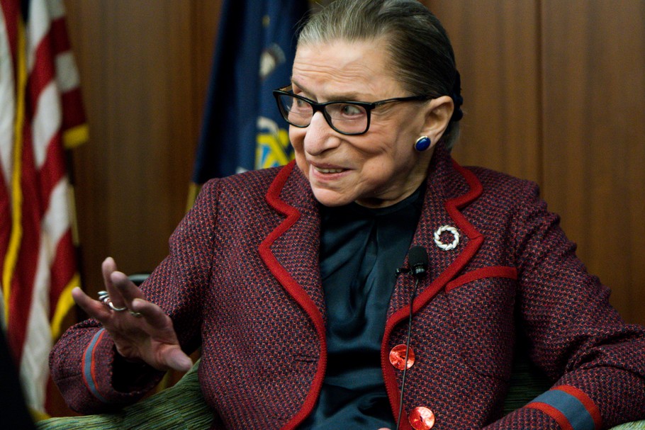 Ruth Bader Ginsburg zmarła w wieku 87 lat. Była drugą w historii kobietą powołaną do pełnienia funkcji sędziego Sądu Najwyższego Stanów Zjednoczonych