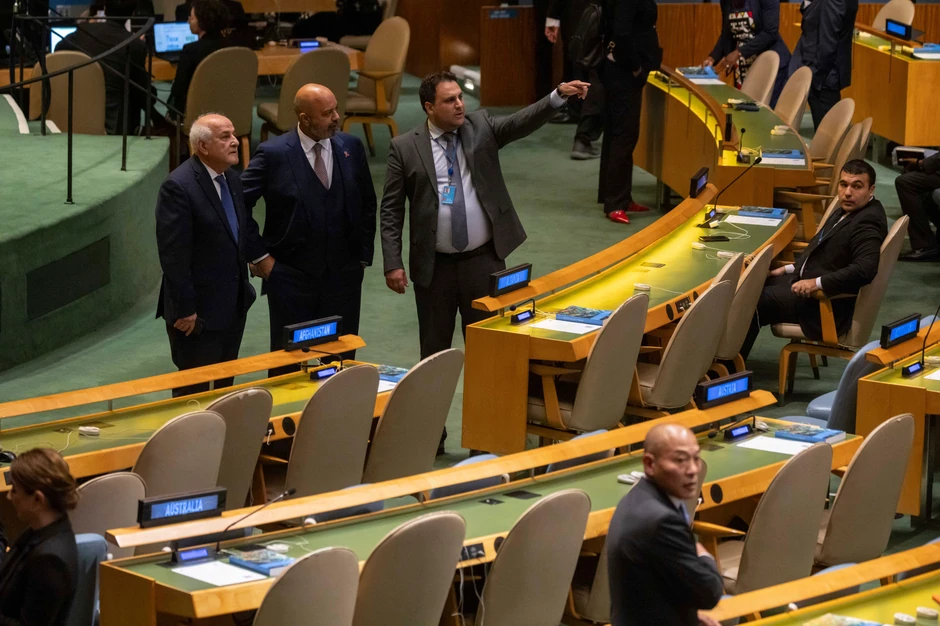 Rijad Mansur (L), palestinski ambasador u UN, na 79. zasedanju GS UN 10. septembra