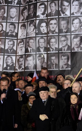 Zgromadzenie zorganizowane przez PiS przy pomniku Wincentego Witosa na placu Trzech Krzyży w Warszawie