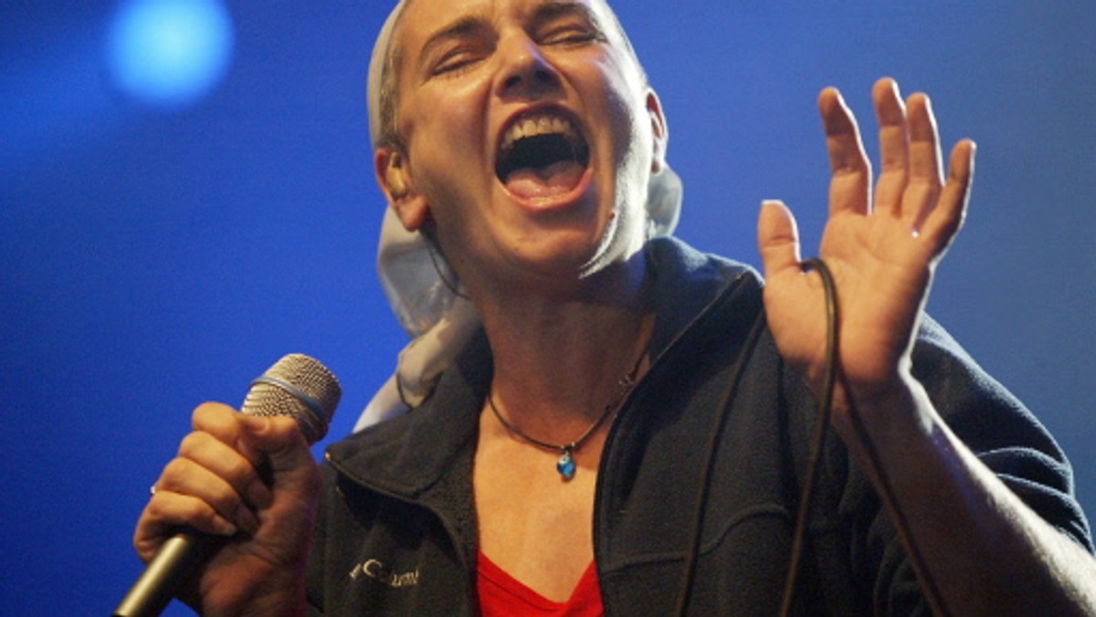 Sinead O'Connor rozgłos zyskała po tym, jak w programie  "Saturday Night Life" podarła na strzępy zdjęcie Jana Pawła II. Nazwała go "wrogiem" i wezwała ludzi do obrony molestowanych dzieci. Występ ten okazał się proroczy. Dziś Kościół katolicki na świecie, także w jej rodzinnej Irlandii, musi stawić czoła fali oskarżeń o nadużywanie przemocy i molestowanie seksualne nieletnich - czytamy w "Los Angeles Times"