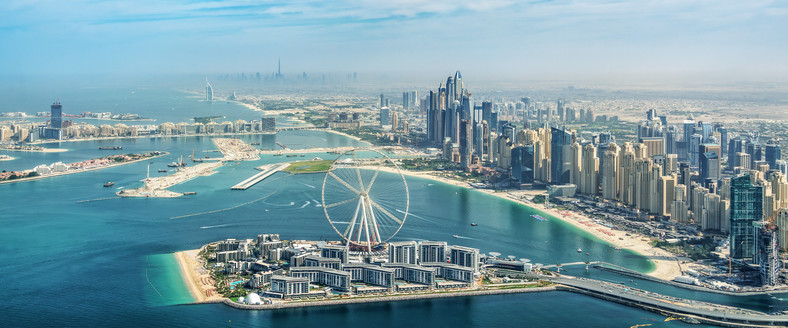 Widok na Dubaj. Na pierwszym planie wyspa Bluewaters z diabelskim młynem. W tym miejscu nocowali goście Sir Bani Yas Forum, w tym Radosław Sikorski