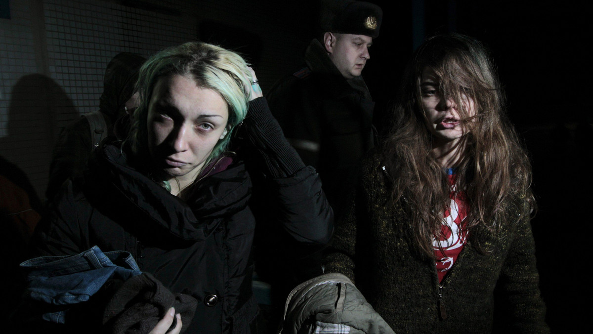 Białoruska milicja odmówiła wszczęcia sprawy karnej dotyczącej porwania aktywistek ukraińskiej grupy Femen. Milicjanci z Rejonowego Wydziału Spraw Wewnętrznych w Jelsku, w pobliżu którego odnaleziono Ukrainki, nie znaleźli dowodów, że aktywistki zostały porwane - informuje Biełsat.