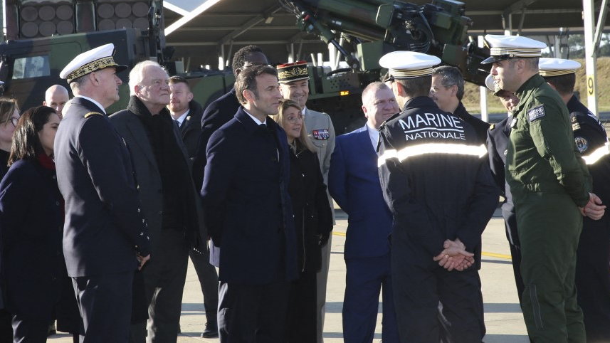 Emmanuel Macron (w środku)