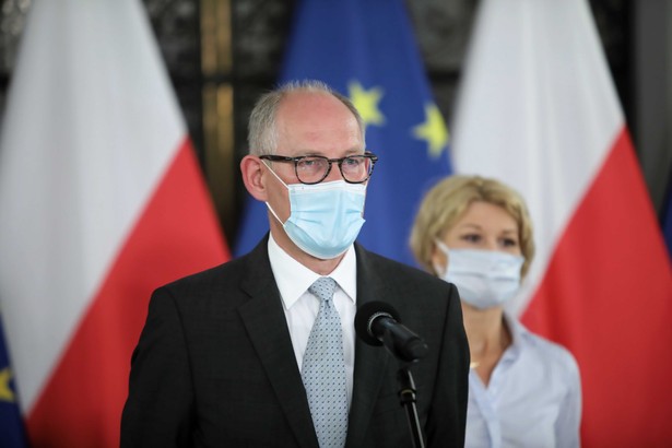 Warszawa, 24.05.2021. Posłowie Lewicy Robert Kwiatkowski (L) i Karolina Pawliczak (P) podczas konferencji prasowej w Sejmie, 24 bm. Temat: Lewica chce więcej pieniędzy dla samorządów. Projekt ustawy. (kf) PAP/Wojciech Olkuśnik