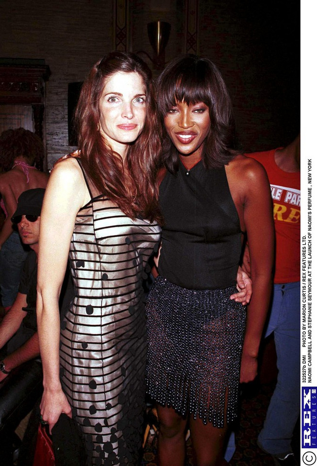 Stephanie Seymour i Naomi Cambell w 2000 roku