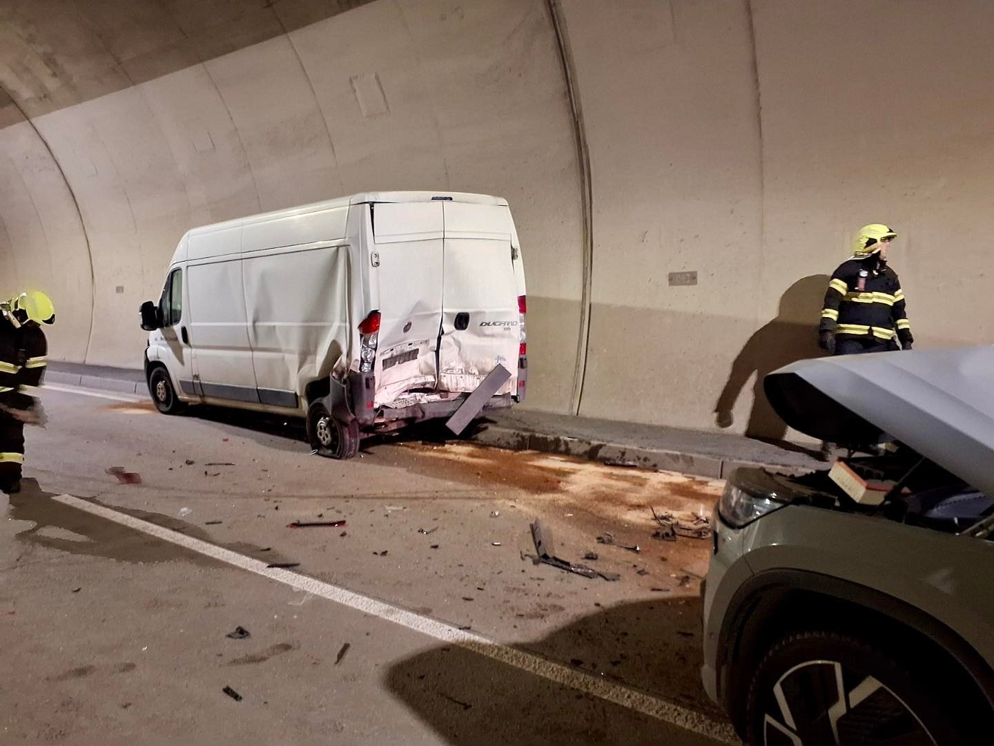 V tuneli Višňové sa zrazilo osobné auto s dodávkou.