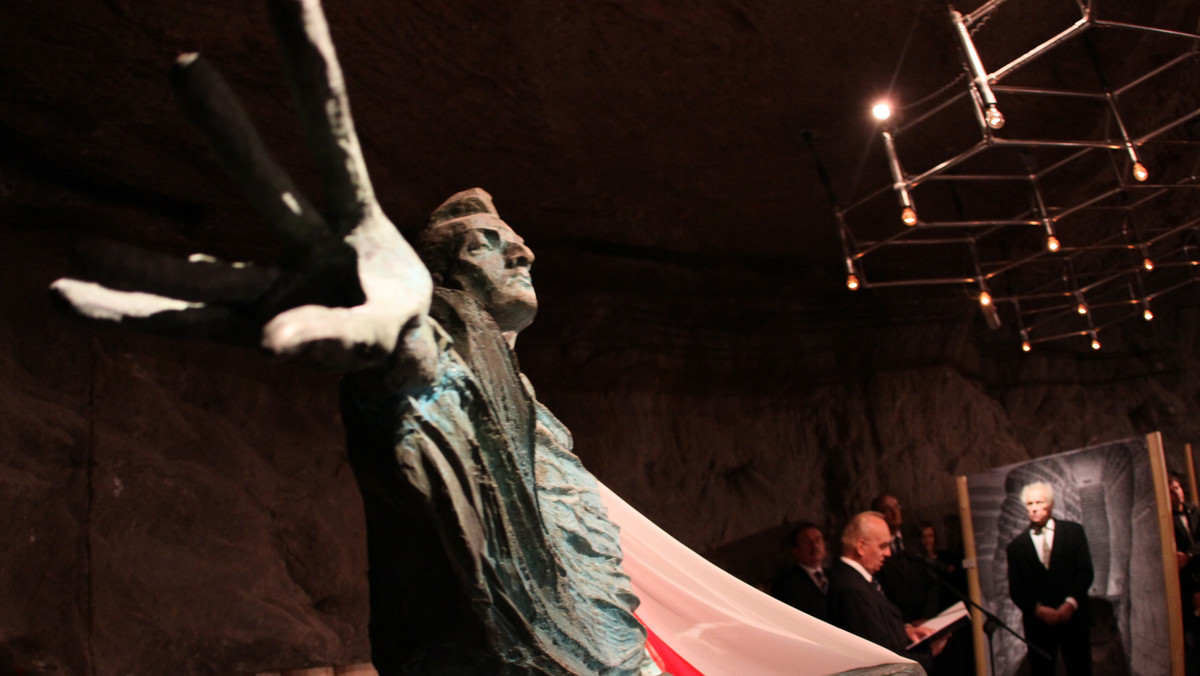 Pomnik Chopina, autorstwa Bronisława Chromego, odsłonięto w sobotę w zabytkowych podziemiach kopalni soli w Wieliczce. Wykonany z brązu monument stanął w komorze Maria Teresa III, stanowiącej podziemną część Muzeum Żup Krakowskich.
