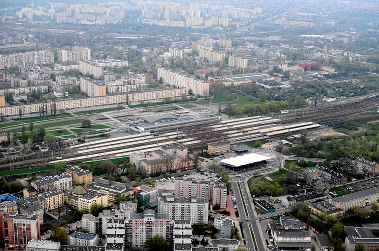 Dworzec Wschodni z lotu ptaka. W tle najdłuższy budynek w Warszawie, popularny 'jamnik'. Budynek ma 508 m długości.