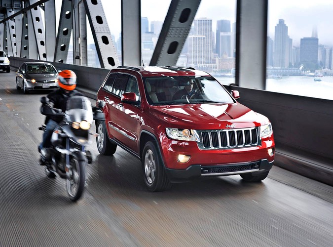 Jeep to ikona samochodów 4x4. Teraz słynna marka nabiera sił pod skrzydłami Fiata. W Polsce pojawiły się właśnie nowości amerykańskiej legendy bezdroży - oto Jeep Wrangler Unlimited i Jeep Grand Cherokee...