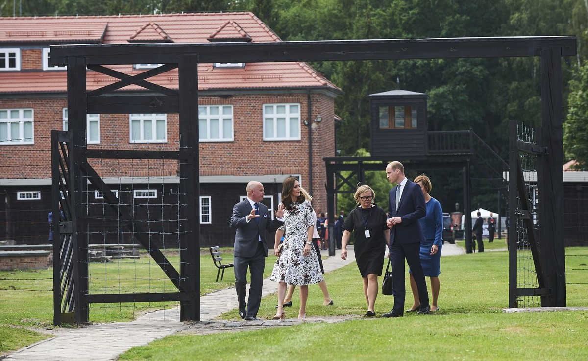 Księżna Catherine (2L) i książę William (P) zwiedzają teren byłego niemieckiego obozu koncentracyjnego Stutthof (Pomorskie), w towarzystiwe tłumaczek oraz dyrektora Muzeum Stutthof Piotra Tarnowskiego (L)