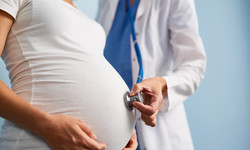 Wielowodzie a poród - jakie komplikacje mogą wystąpić? Przyczyny i objawy wielowodzia