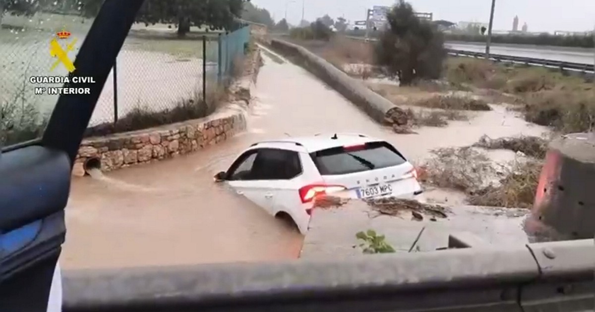 Turystyczny raj nękany przez żywioł. Woda porywa auta