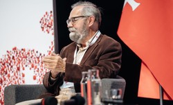 Prof. Bugaj: Zatrważające kwoty! Tusk już prześcignął Kaczyńskiego