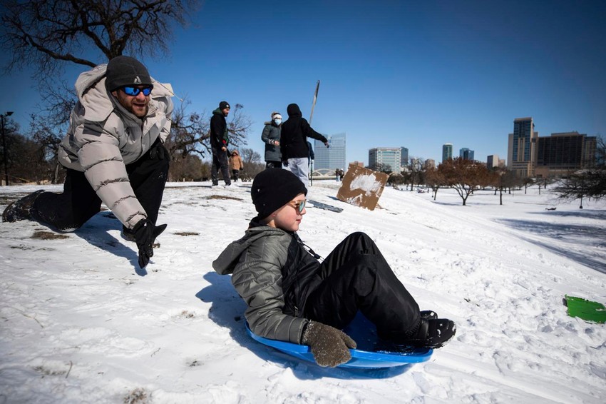 Sneg u Teksasu je izvukao decu napolje