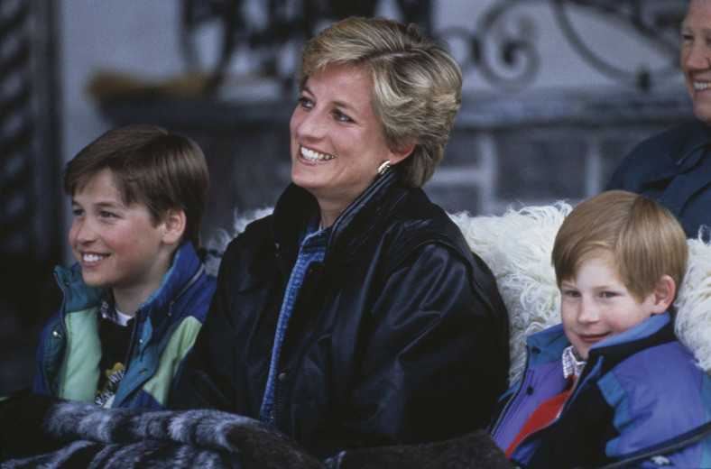 Książę William, księżna Diana i książę Harry w 1993 r.