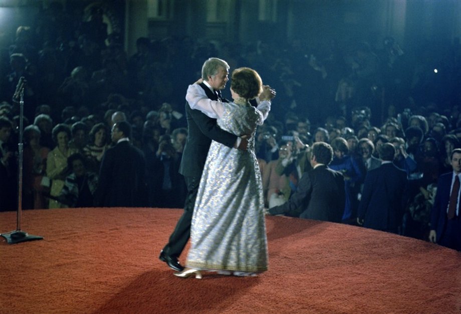 Zamiast formalnego stroju prezydent Carter zaproponował gościom nieco mniej konserwatywną atmosferę. Bilety na bal kosztowały 25 dolarów. Pierwsza dama Rosalynn Carter założyła suknię, którą nosiła już poprzednio podczas innych okazji.