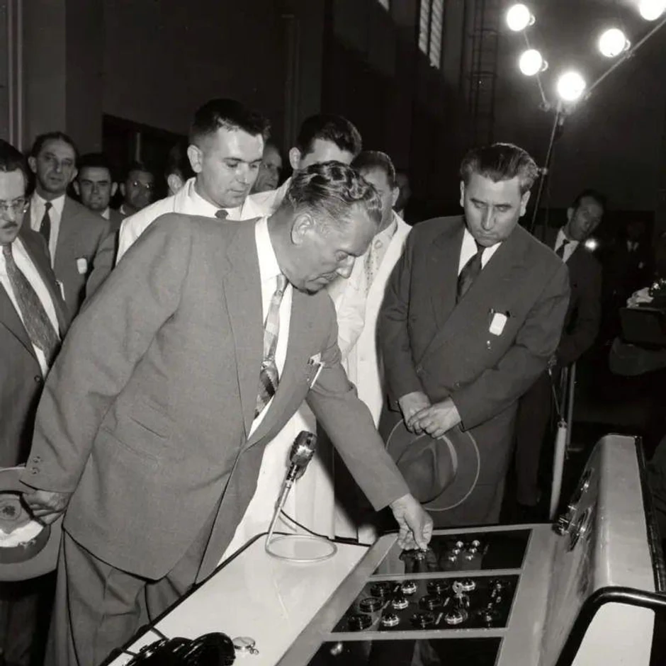 Tito pušta u rad RB reaktor u Vinči 1958. godine | Foto: MUZEJ ISTORIJE JUGOSLAVIJE