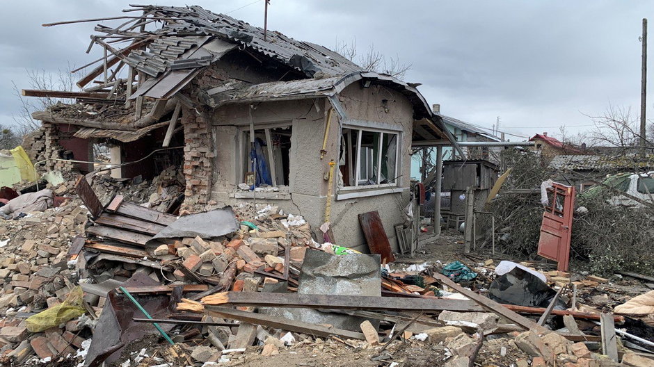 Dom w pobliżu miasta Złoczów w obwodzie lwowskim zniszczony przez rosyjski atak rakietowy. 9 marca 2023 r.
