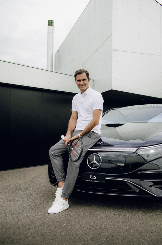 Mercedes EQS i Roger Federer