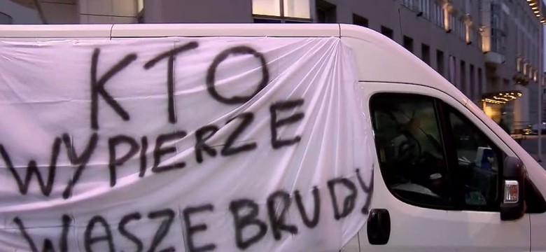 "Kaczyński pozamykał hotele, pralki stoją puste". Zmotoryzowany protest właścicieli pralni przed Sejmem