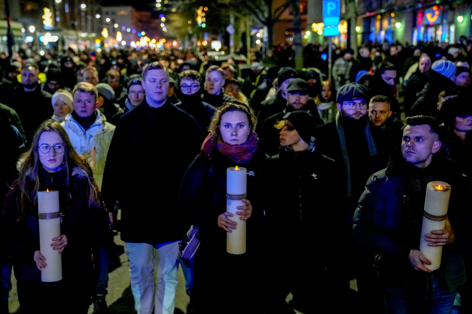 Stovky ľudí vytvorili v Magdeburgu živú reťaz na pamiatku obetí piatkového útoku autom na vianočné trhy v tomto nemeckom meste.