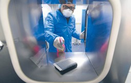 "To rozdmuchiwanie teorii o wycieku z laboratorium". Chiński MSZ komentuje decyzje USA