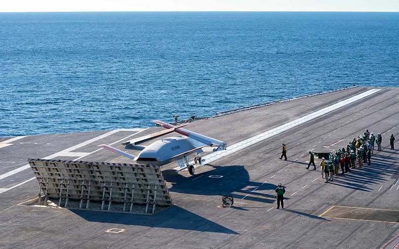 MQ-25 Stingray w trakcie testów pokładowych na USS George Washington (CVN-73). Dron przeznaczony jest do operowania z pokładów lotniskowców.