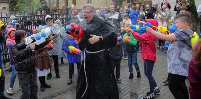 Łódź. Wyjątkowy śmigus- dyngus po mszy u Franciszkanów