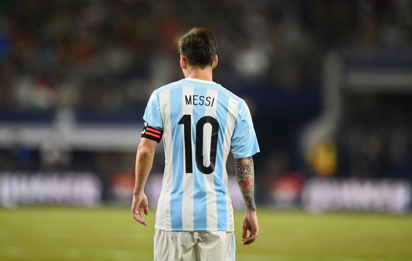 Messi jest od dawna postrzegany jako jeden z najlepszych piłkarzy świata. W latach 2010-2012 odbierał rok po roku Złote Piłki, a w 2009, kiedy FIFA i "France Football" prowadziły jeszcze osobne plebiscyty, zwyciężył w... obydwu.